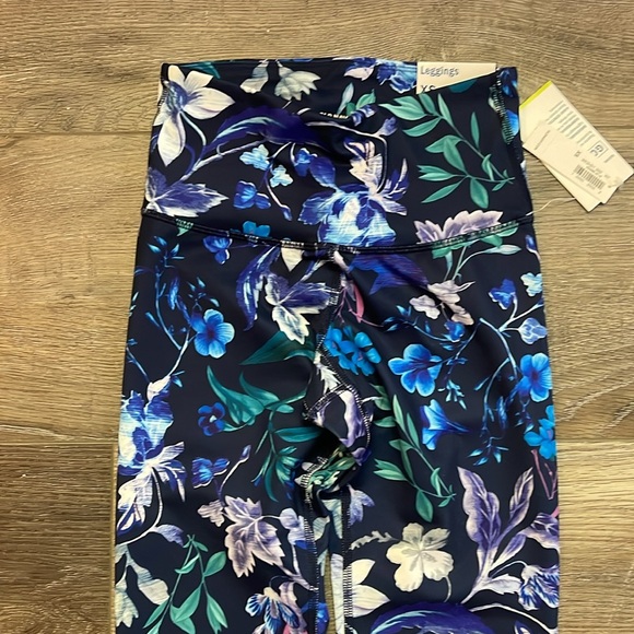 Old Navy NWT size XS - Picture 2 of 3